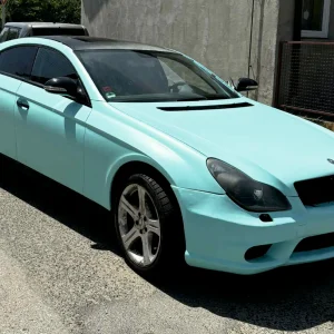 Türkiz színváltó fóliával fóliázott Mercedes