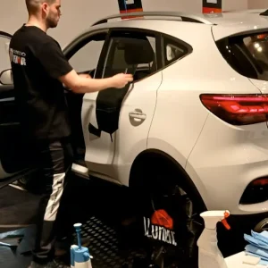 Autóüveg fóliázás személyautó oldalablakán Llumar fóliával