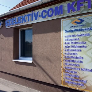 Nyomtatott homlokzati cégtábla irodaépületen