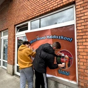 Nyomtatott matrica telepítése üzlet kirakatára, Giorgio Dekor