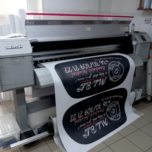 Nagyformátumú digitális nyomtató matrica nyomtatása közben